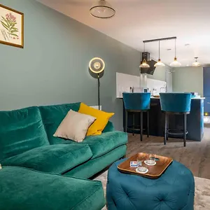 Stylish Modern 1 Bedroom, Centre Bath