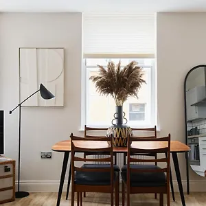 Superior Luxury - City Centre Apartment